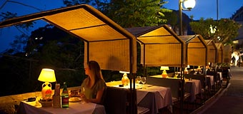 Tavoli all'aperto del ristorante Faraglioni Capri